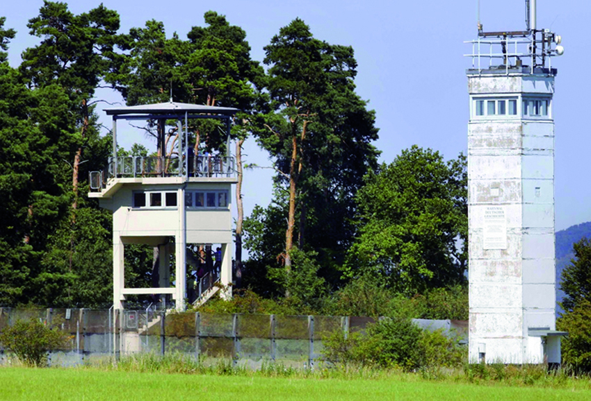Links ein Beobachtungsturm der U.S.Army, wenige Meter entfernt rechts ein Beobachtungsturm der DDR-Grenztruppen.