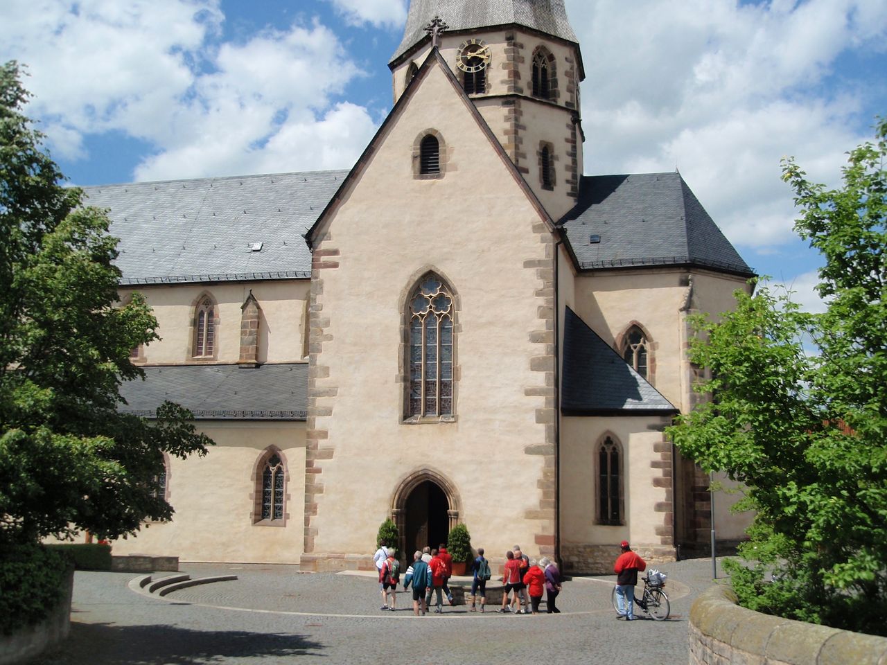 Haupteingang von der Stiftskirche