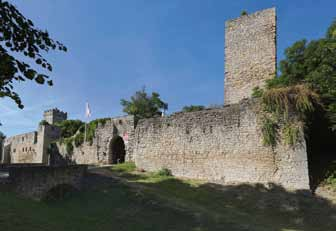 Burgtor mit Mauer und Turm