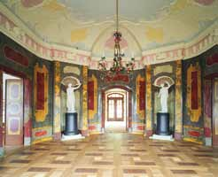 Festsaal mit farbigem Stuckmarmor und filigraner Stuckdecke