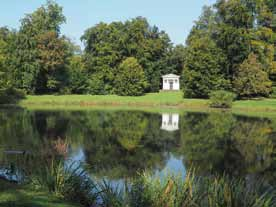 Teich am anderen Ende ein Häuschen