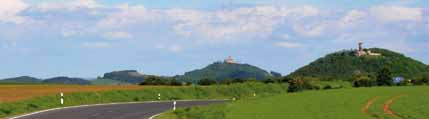 Landschaft mit ein Strasse in vordergrund im Hintergrund sind auf Berge die drei Gleichen zusehen