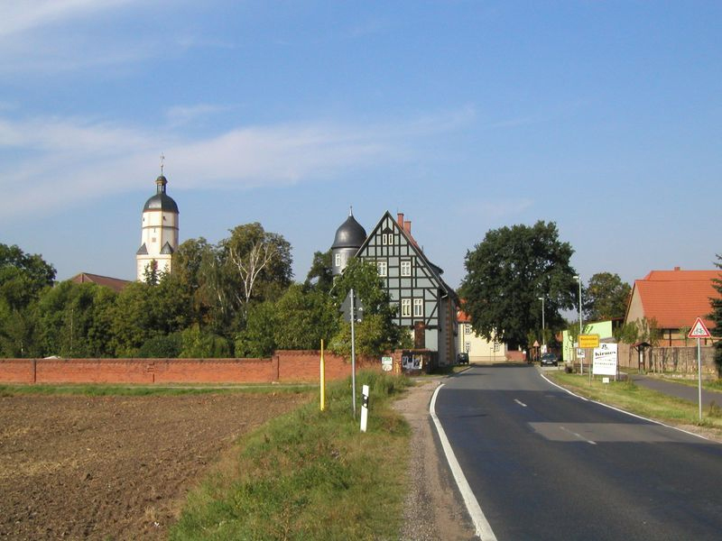 Landschaft mit ein Strasse in vordergrund im Hintergrund sind auf Berge die drei Gleichen zusehen