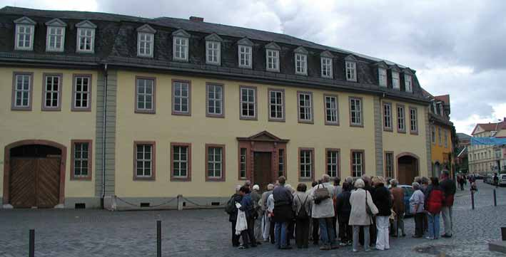 Menschengruppe vorn Nationalmuseum